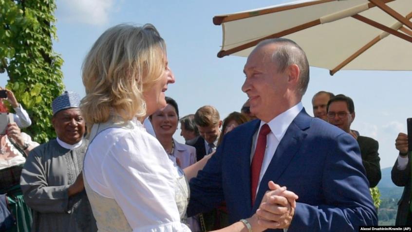 Αυστρία: Η υπουργός που είχε χορέψει με τον Βλ. Πούτιν έφυγε από τη χώρα επειδή… φοβάται