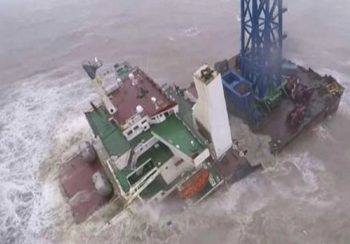 Χονγκ Κογνκ: Δεκάδες αγνοούμενοι από πλοίο που κόπηκε στα δυο – Ελάχιστες οι πιθανότητες διάσωσης (Video)