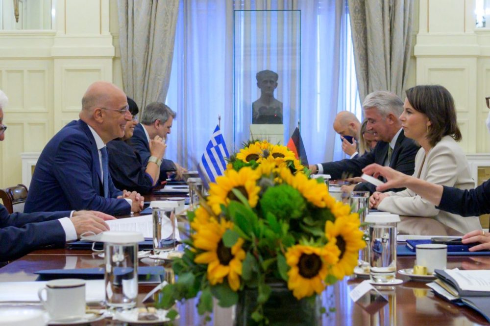 Γερμανικές αποζημιώσεις και υποβρύχια στην Τουρκία στο τραπέζι της συνάντησης Δένδια – Μπέρμποκ