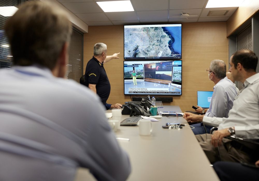 Στο Συντονιστικό Κέντρο Επιχειρήσεων ο Κυριάκος Μητσοτάκης