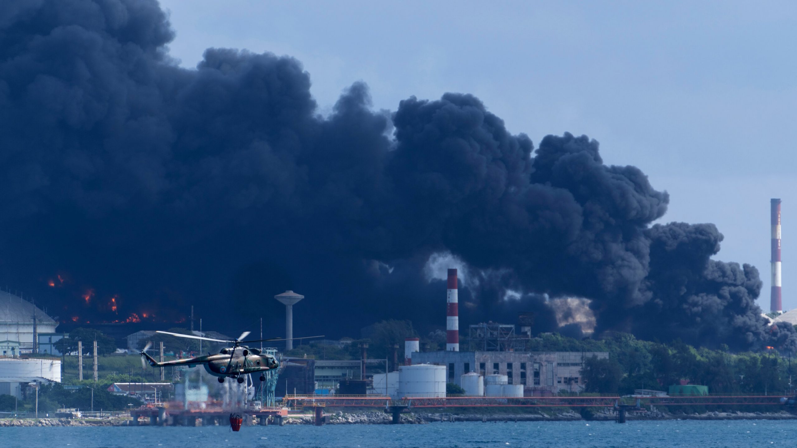 Πυρκαγιά σε πετρελαϊκές εγκαταστάσεις στην Κούβα – Αγνοείται η τύχη 17 πυροσβεστών, 77 τραυματίες (vid)