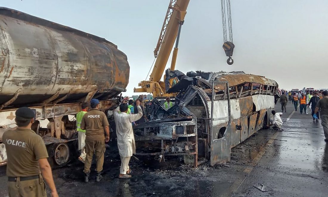 Πακιστάν: Τουλάχιστον 20 άνθρωποι κάηκαν έπειτα από σύγκρουση λεωφορείου με βυτιοφόρο