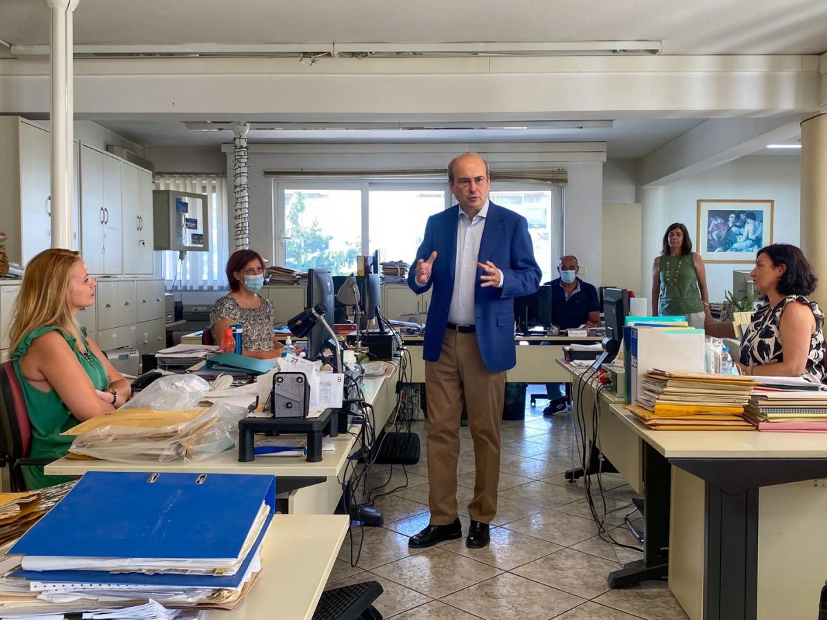 Αιφνιδιαστική επίσκεψη Κ. Χατζηδάκη στον ΕΦΚΑ Αμαρουσίου