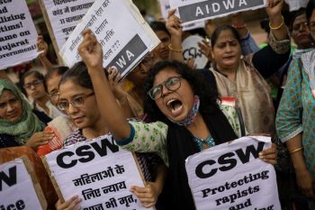 Ινδία: Ελεύθεροι οι 11 άνδρες που καταδικάστηκαν για ομαδικό βιασμό εγκύου