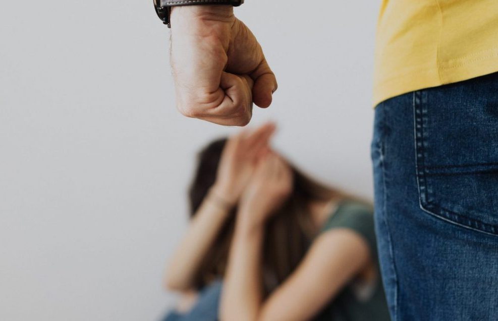 Η ενδοοικογενειακή βία ήρθε για να… μείνει