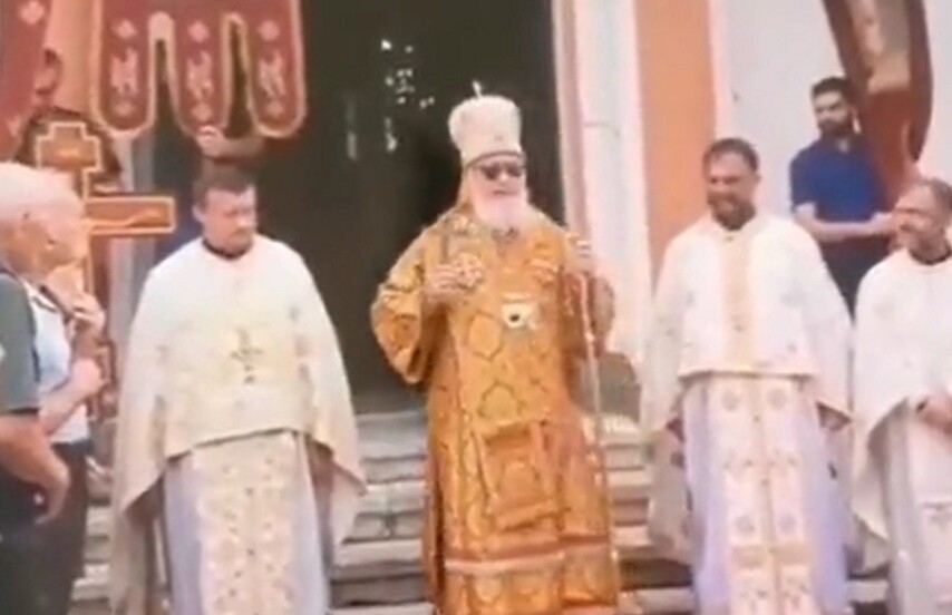 Ανώτερος ιερέας στη Σερβία ενθαρρύνει τις ένοπλες επιθέσεις εναντίον ΛΟΑΤΚΙ+ ατόμων