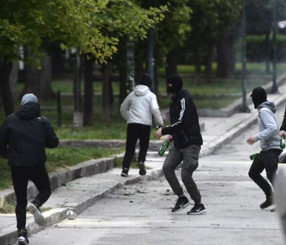 Απειλές και βία στα Εξάρχεια