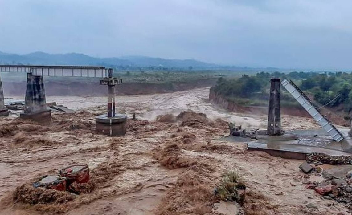 Ινδία: Δεκάδες νεκροί από τις πλημμύρες λόγω του μουσώνα