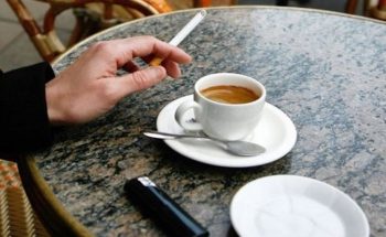 Καφές και τσιγάρο: Έρευνα δείχνει τι κάνει ο συνδυασμός νικοτίνης και καφεΐνης το πρωί