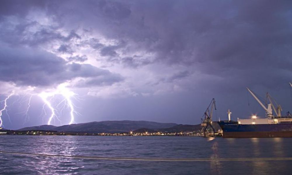 Πρωτοφανής θύελλα σαρώνει τον Βόλο