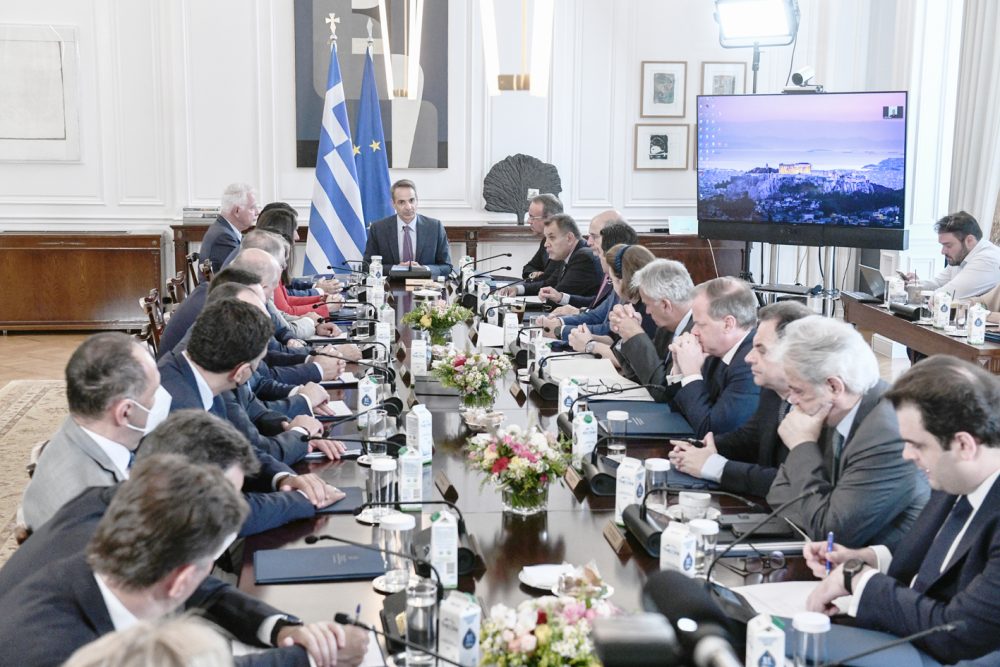 Στο… τραπέζι τα σενάρια περί ανασχηματισμού