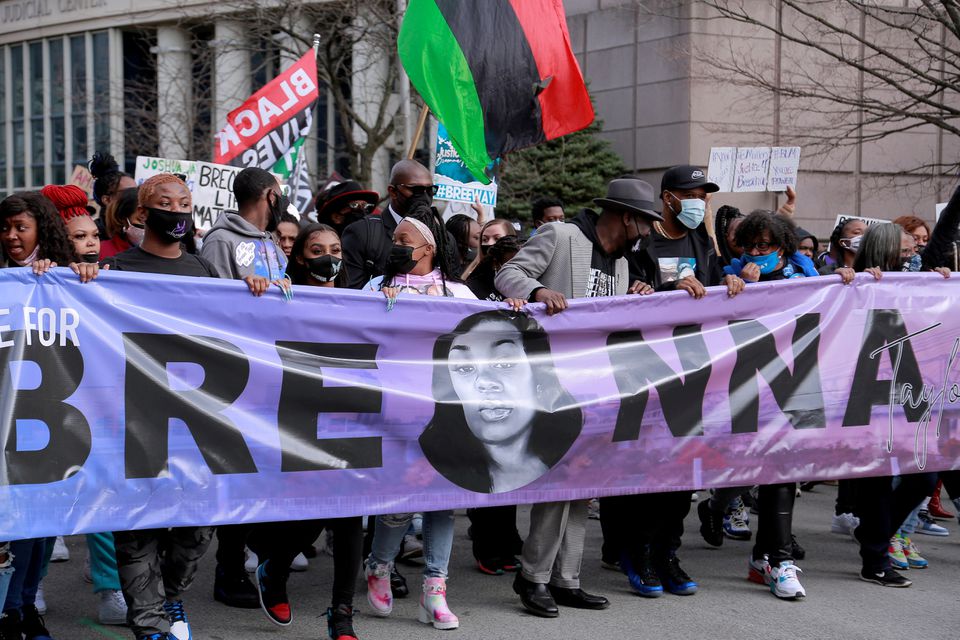 Τέσσερις αστυνομικοί του Κεντάκι κατηγορούνται για τη δολοφονία της Μπρεόνα Τέιλορ