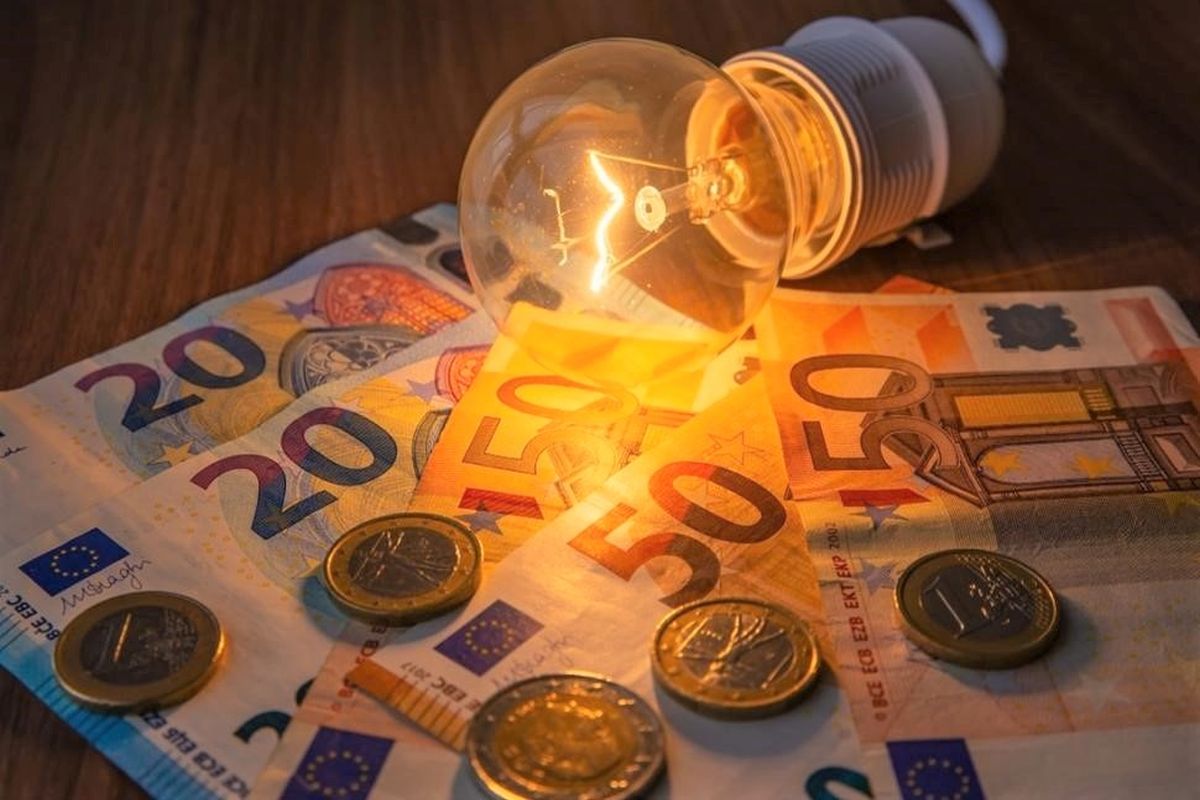 Τιμές ρεύματος: Έρχεται οριζόντια επιδότηση στους λογαριασμούς αν συνεχιστεί το ράλι ανόδου