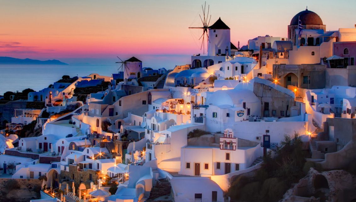 Πρωτοφανής ανακοίνωση στη Σαντορίνη: Καλούν τους ντόπιους σε lockdown για να κυκλοφορούν πιο άνετα οι τουρίστες