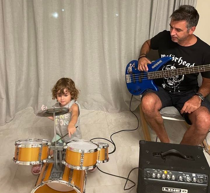 Ροκάς και μπασίστας ο Σκάλκος