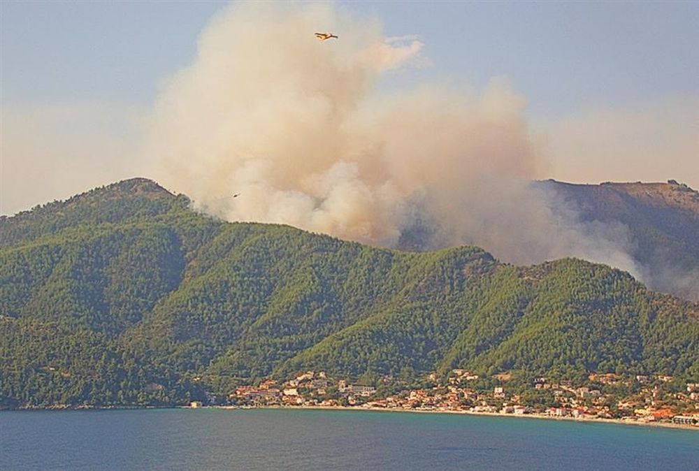 Θάσος: Μηχανήματα του Στρατού στη μάχη κατάσβεσης της πυρκαγιάς
