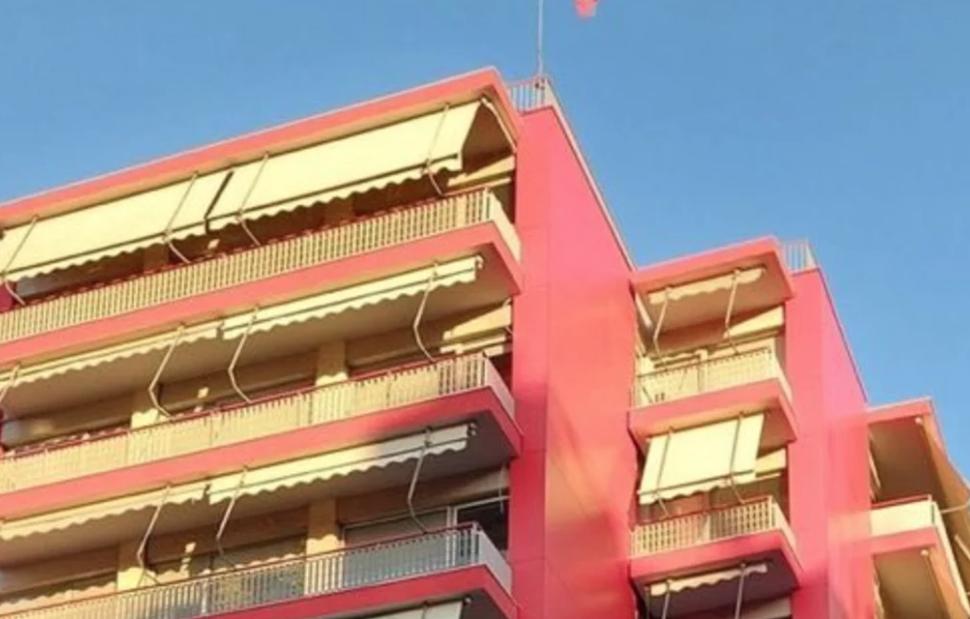 Κουμουνδούρου: Τρελό πάρτι στο Twitter με το κτίριο