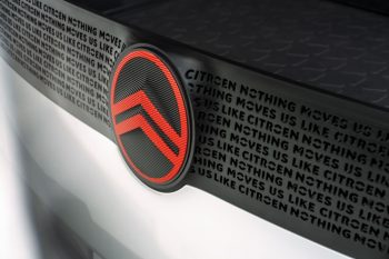 H Citroen αποκαλύπτει το νέο της λογότυπο