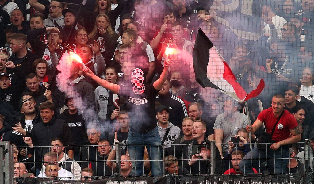 Ναζιστικοί χαιρετισμοί από φιλάθλους της Άιντραχτ στο «Βελοντρόμ» (Video)