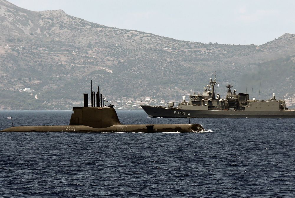 Στο στόχαστρο «παπαγάλων» και επαγγελματιών πατριωτών