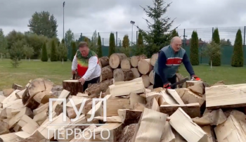 Λευκορωσία: Ο  Λουκασένκο ειρωνεύεται την Ευρώπη και κόβει ξύλα «για να μην πεθάνουν οι Ευρωπαίοι από το κρύο»