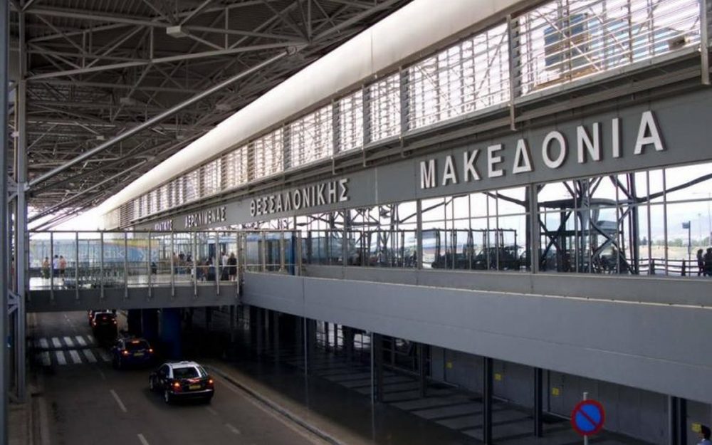 Θεσσαλονίκη: Αυτοκίνητο πήρε φωτιά έξω από το αεροδρόμιο Μακεδονία (ΦΩΤΟ)