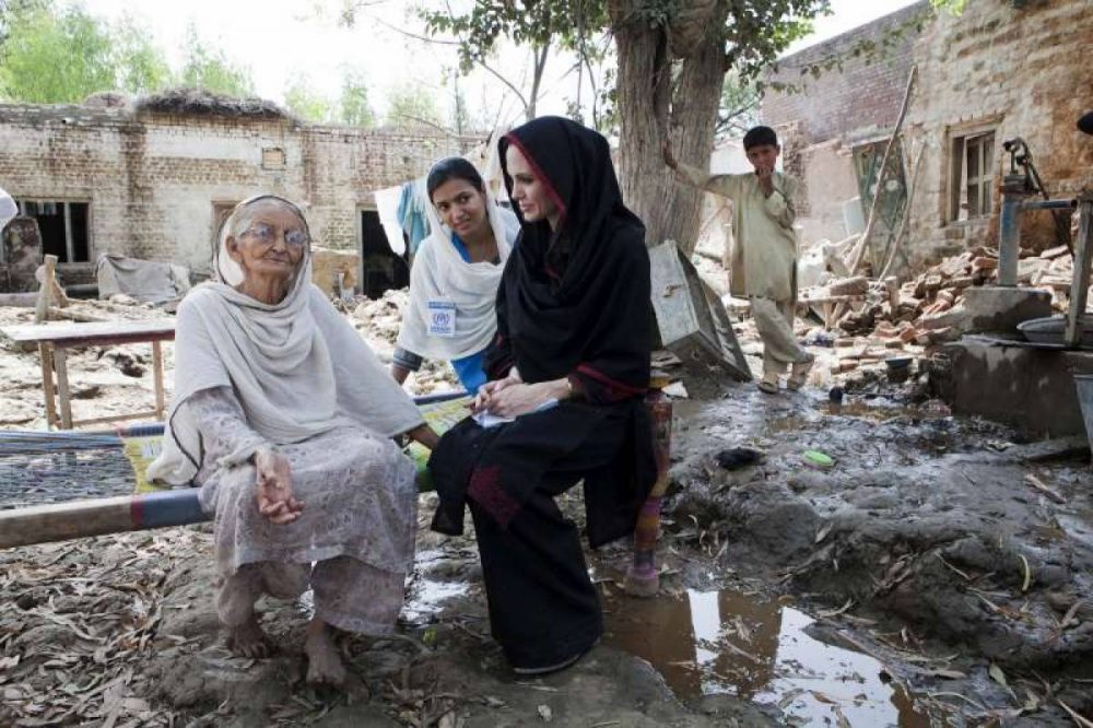 Η Αντζελίνα Τζολί στις πληγείσες από τις πλημμύρες περιοχές στο Πακιστάν