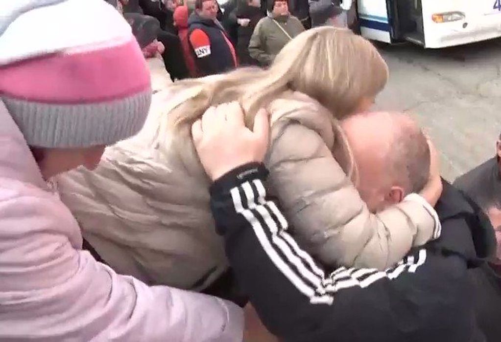 Ρωσία: Δραματικοί αποχαιρετισμοί οικογενειών λόγω της επιστράτευσης (Video)