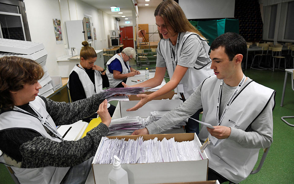 Σουηδία: Οριακή νίκη του μπλοκ της δεξιάς στις εκλογές