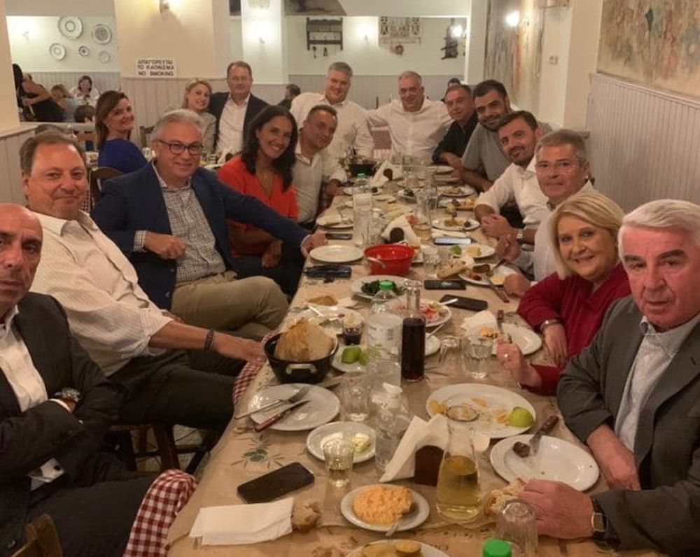 «Γαλάζιο» δείπνο στον «Μαύρο Γάτο»