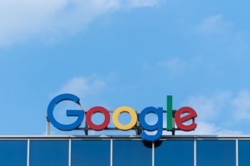 YouTuber μηνύει τη Google για «καταχρηστική απόλυση»