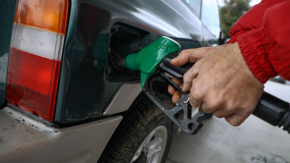 Υπ. Ανάπτυξης: Κάτω από 2 ευρώ η τιμή της βενζίνης