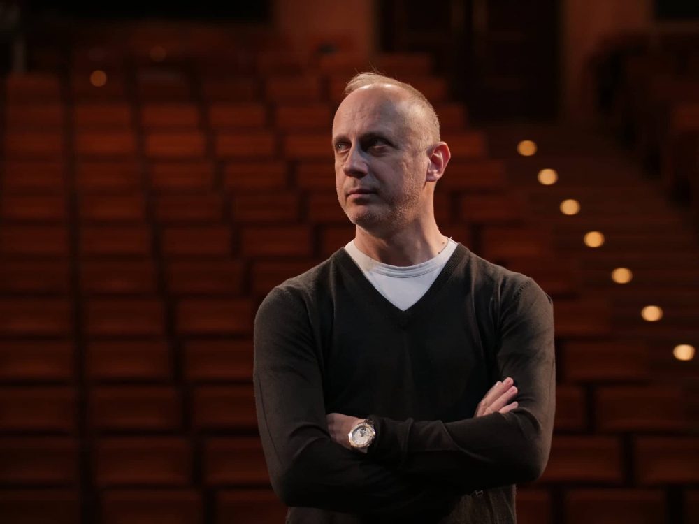 Α. Καραγιάννης για την παράσταση «Ιστορίες να σκεφτείς»: Φωτίζω τα σημεία που με αγγίζουν