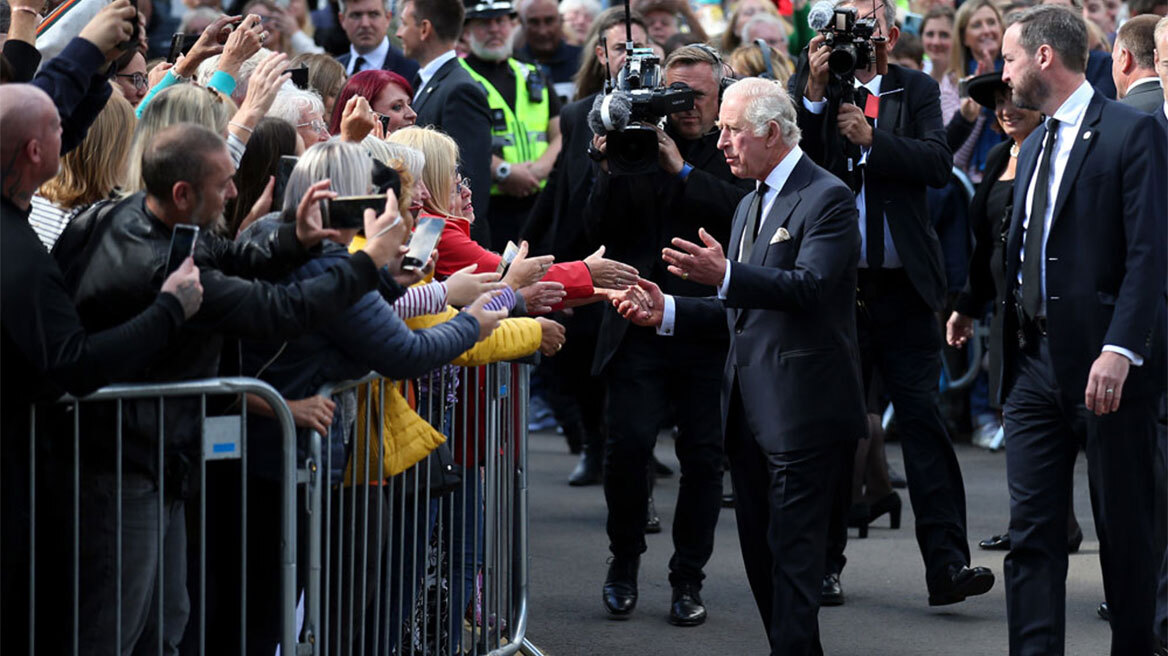 Κάρολος και Ουίλιαμ επισκέφτηκαν τον κόσμο που αναμένει να αποτίσει φόρο τιμής στην βασίλισσα