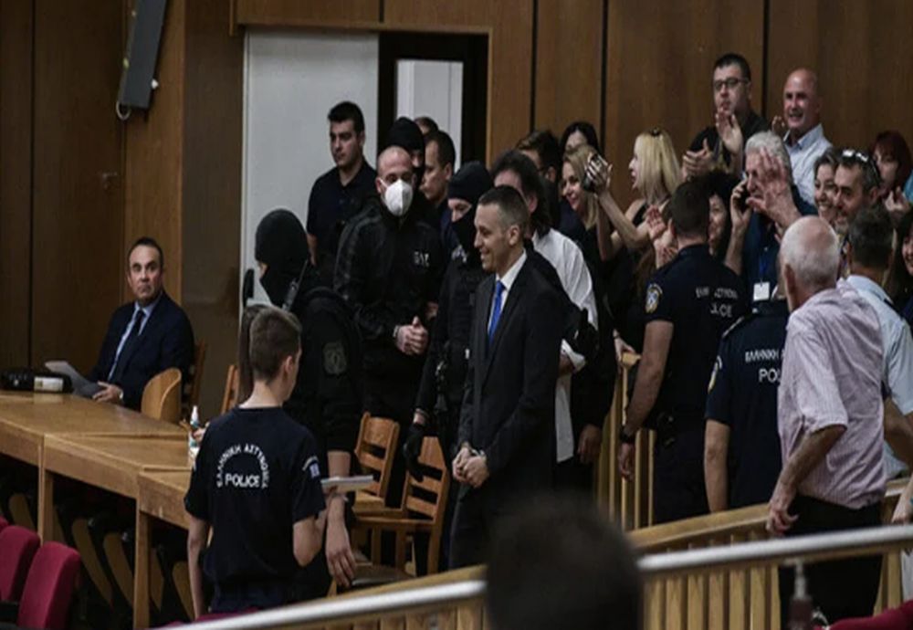Δίκη Χρυσής Αυγής: Ένταση και συνθήματα στο δικαστήριο από οπαδούς του Ηλία Κασιδιάρη
