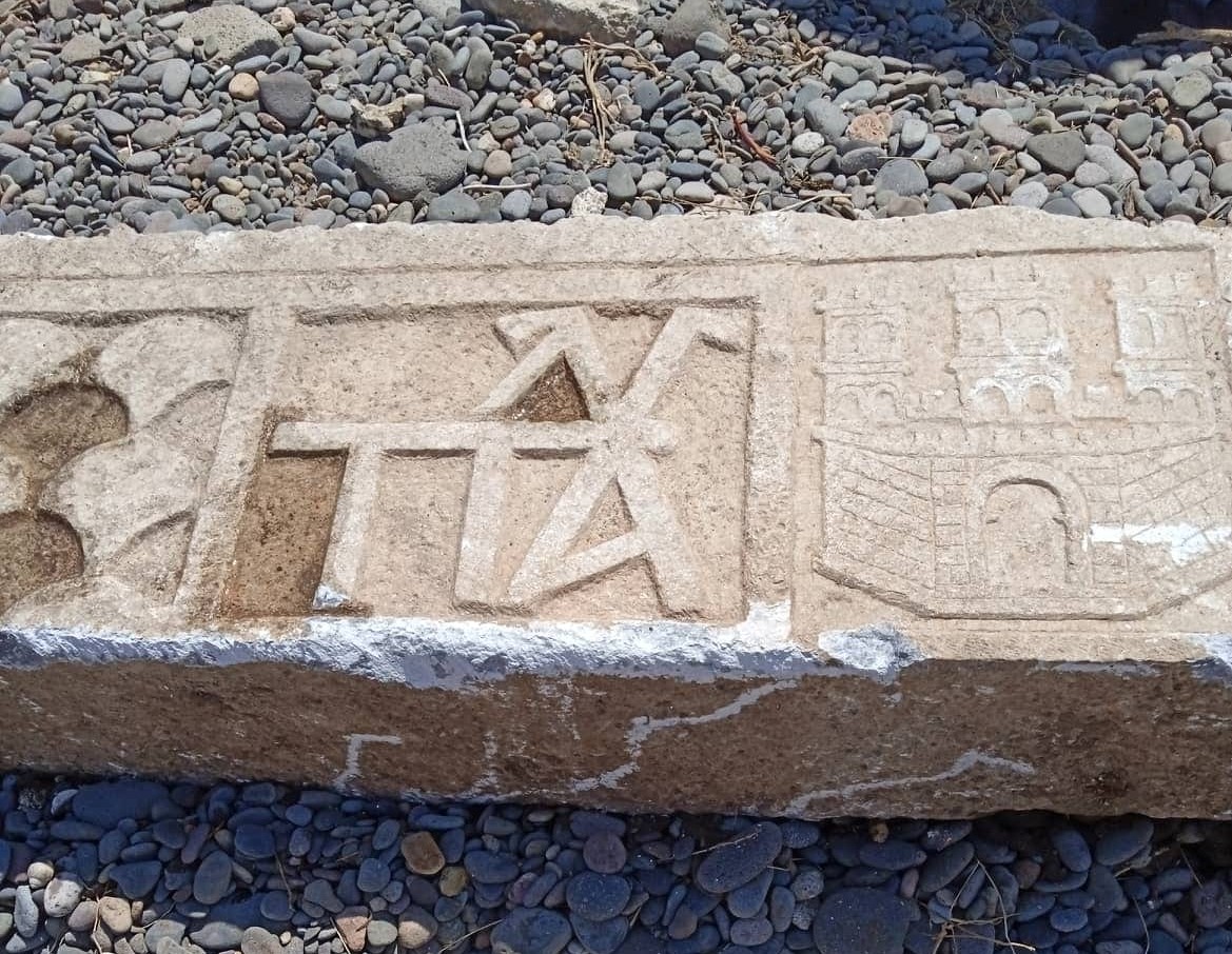 Νέα στοιχεία από τις ανασκαφές στο Οβριόκαστρο Λέσβου – Ανακαλύφθηκε μαρμάρινο υπέρθυρο 3.50 μέτρων