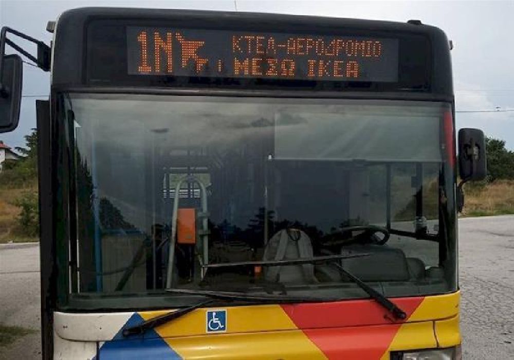 Θεσσαλονίκη: Έσπασαν με κλωτσιά το τζάμι της καμπίνας οδηγού του ΟΑΣΘ όταν τους έκανε παρατήρηση επειδή άναψαν τσιγάρο