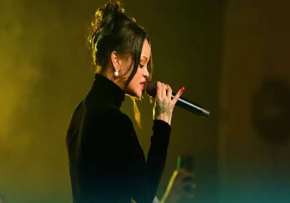 Η Ριάνα στο σόου του ημιχρόνου του Super Bowl 2023