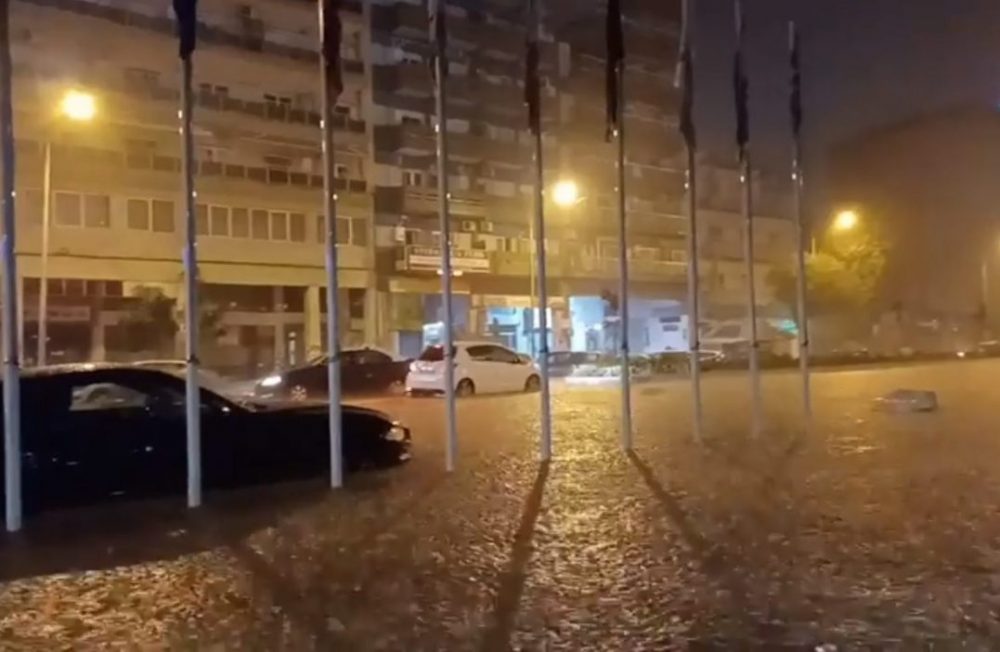 Κακοκαιρία σάρωσε τη Θεσσαλονίκη – Πλημμύρισαν δρόμοι (ΒΙΝΤΕΟ)