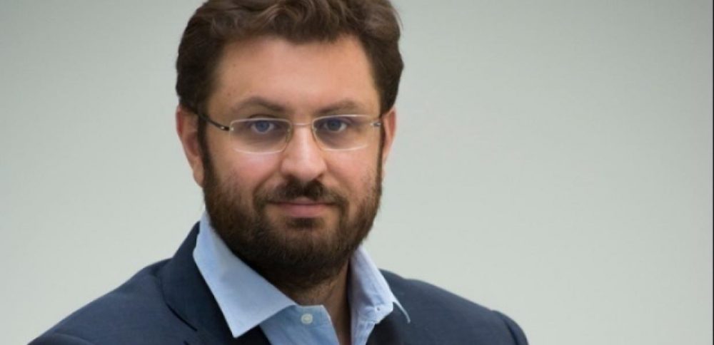 Αποστάσεις Κ. Ζαχαριάδη για το σύνθημα κατά Κ. Μητσοτάκη στο Σπούτνικ