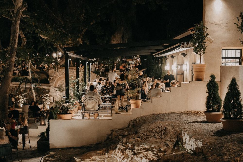 «Hibou»: Ένα υπαίθριο, εξωτικό μαγαζί παρέα με την μαγευτική θέα της πόλης!