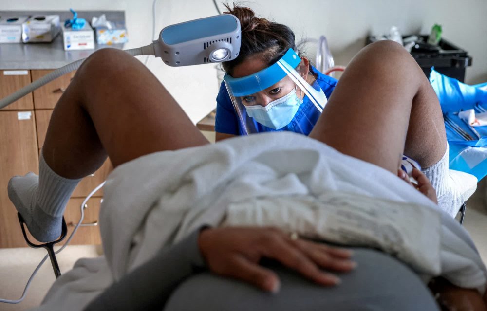 ΗΠΑ: Δεκάδες κλινικές αμβλώσεων έκλεισαν μέσα σε διάστημα 100 ημερών