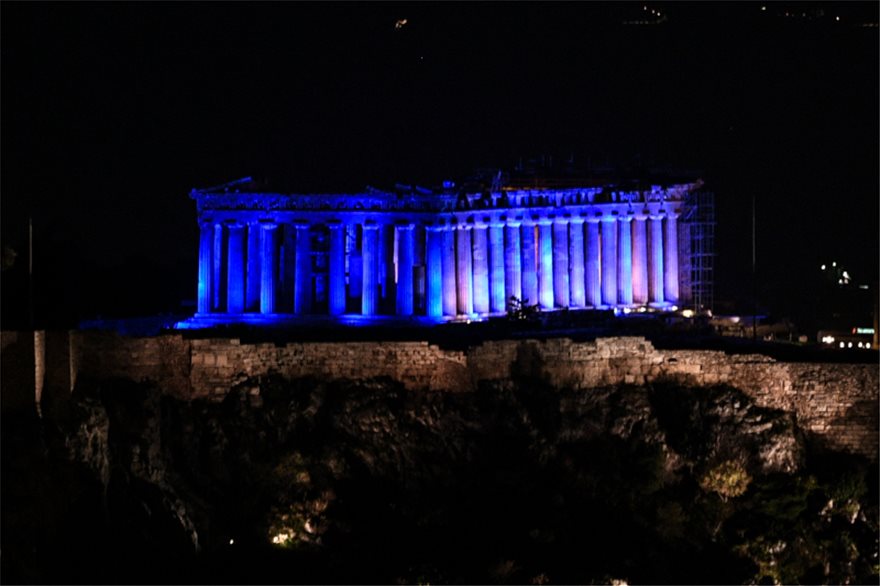 Με χρώμα μπλε φωταγωγούνται κτίρια και μνημεία πέντε πόλεων ενόψει της Παγκόσμια Ημέρα Αρθρίτιδας