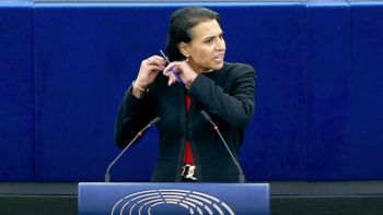 Σουηδία: Eυρωβουλευτής έκοψε τα μαλλιά της για αλληλεγγύη στις γυναίκες του Ιράν (Video)