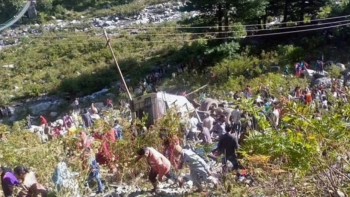 Ινδία: Δεκάδες νεκροί από την πτώση λεωφορείου σε φαράγγι