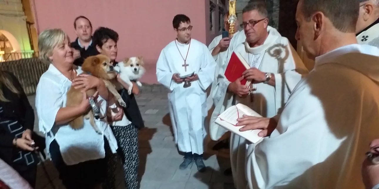 Κέρκυρα: Το έθιμο της ευλογίας των ζώων στον ναό του Αγίου Φραγκίσκου της Ασίζης