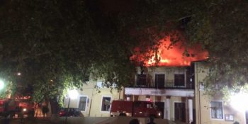 Κοζάνη: Τυλίχθηκε στις φλόγες το δημαρχείο Σερβίων (Video)