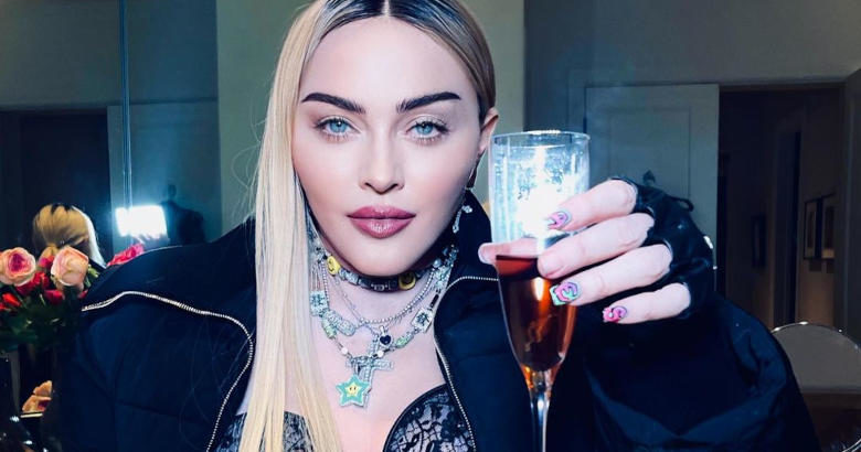 Η Μαντόνα πιο προκλητική από ποτέ ποζάρει τόπλες στο Instagram και ανταγωνίζεται «επάξια» την Σπίαρς