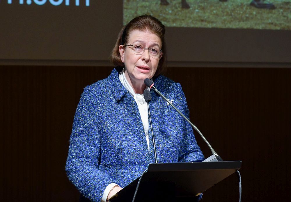 Μες στα μπλε η Μενδώνη