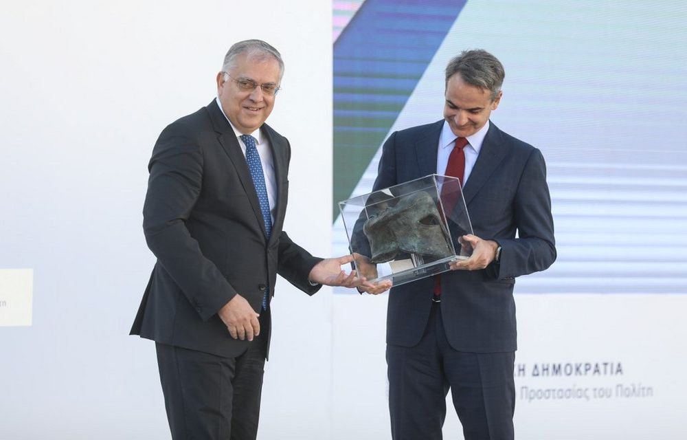 Το κράνος του Μιλτιάδη στον Μητσοτάκη